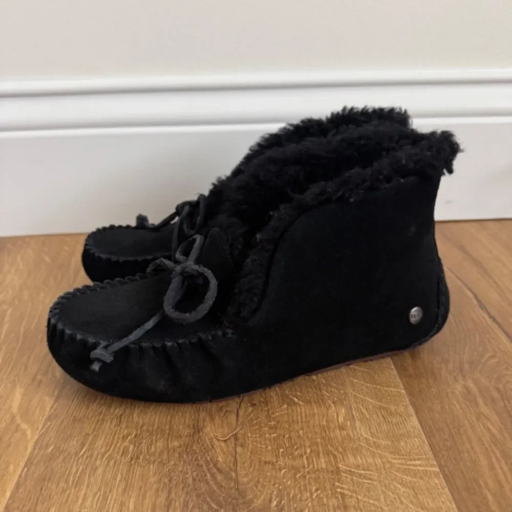 UGG Alena Flip Cuff Mock Slipper - Black Suede & Sherpa | Size Kids 2